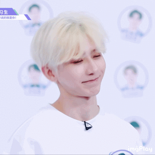 救命啊~ 蔡徐坤的歪头杀