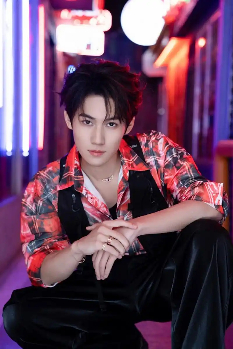 张真源红格衬衫黑马甲造型# 今日份出席奔跑吧发布会的帅气张真源