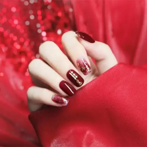 红色晕染金闪美甲图