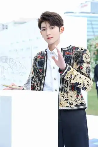 红毯小王子王源向你走来期待今晚舞台再相见