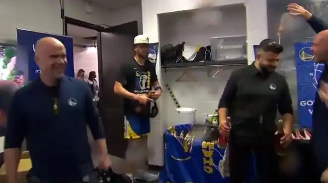 勇士总冠军赛后更衣室曝光库里叼雪茄狂欢全队怒骂追梦