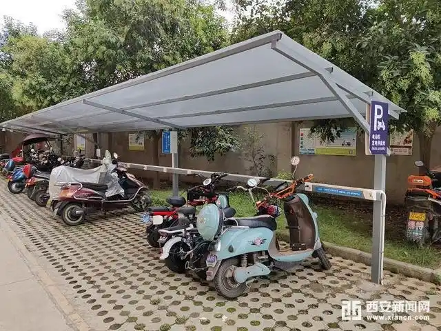 在小区建电动自行车充电桩或充电车棚成为当务之急,但部分小区要求