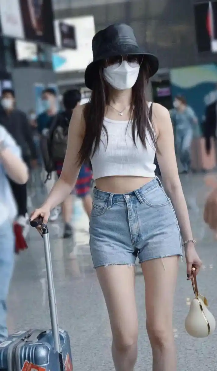 张天爱热裤美腿清凉街拍图片.