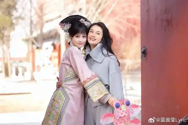 "蓝盈盈与母亲共度佳节,苦相脸消失!是整容还是奇迹?"_蓝盈莹_网友_传