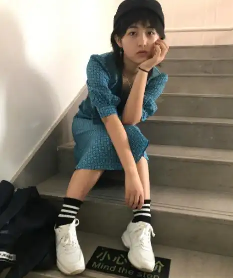 张子枫过17岁生日,晒睡衣照放飞自我,"冲天辫"成亮点!