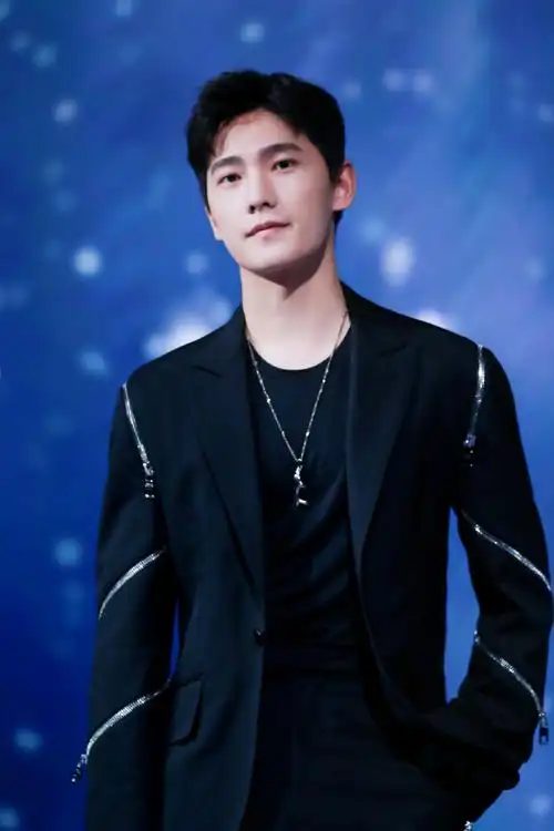 上游时尚杨洋穿拉链西服拍写真帅气有型