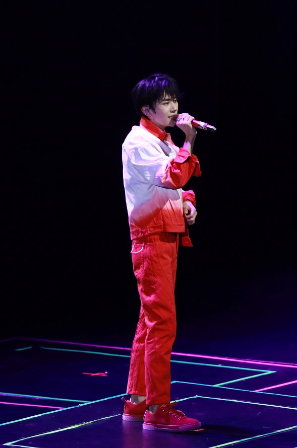 易烊千玺上海个唱造型百变台风稳 拿镜子照粉丝互动又a又酷