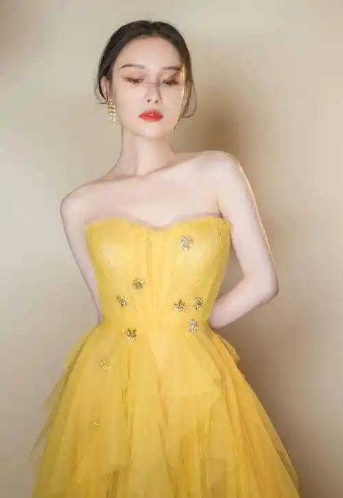 原创倪妮并不是传统美人但穿雪纺衬衫配阔腿裤超有欧洲贵族范