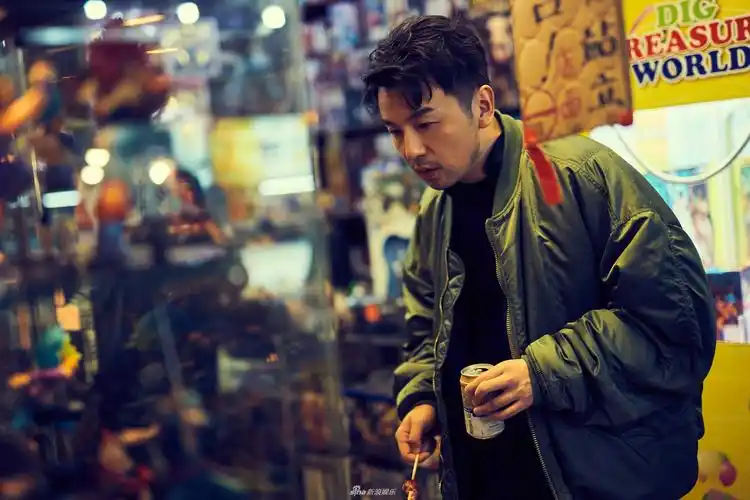 59雷佳音金马奖前逛台北夜市 撸串喝酒看手办_高清图集_新浪网