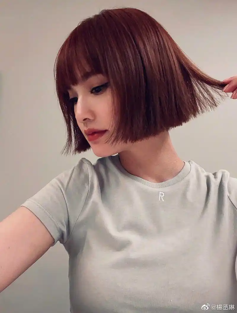 杨丞琳晒短发新造型 波波头齐刘海俏皮可爱