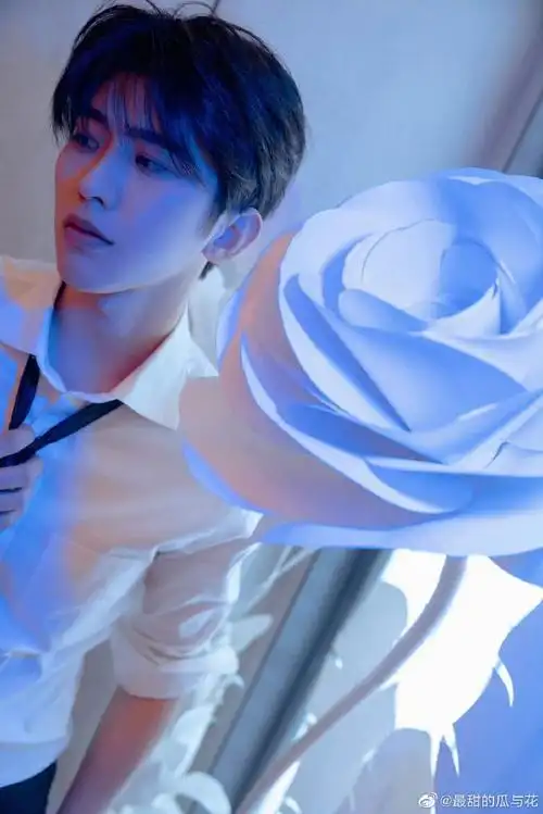 蔡徐坤最新宣传片视频##蔡徐坤黑发白衬衫造型