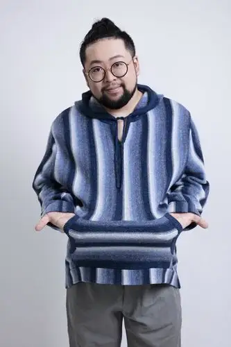 修睿《越活越来劲》热拍 秀吉他不忘扮酷卖萌