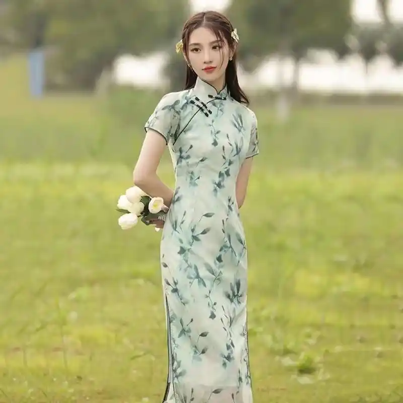 穿旗袍的女子总是给人一种温润如玉的美好