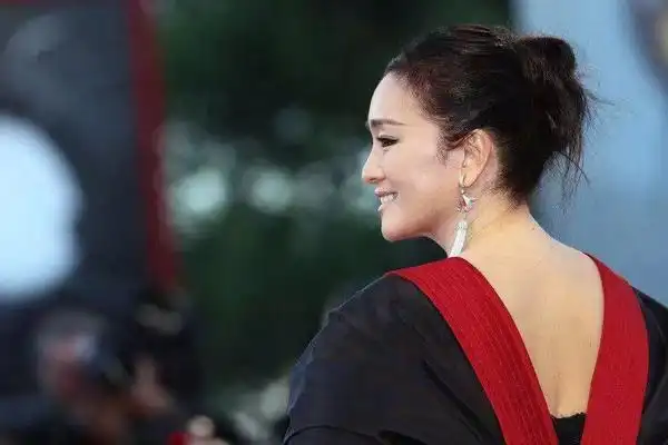 明明这套衣服不怎样,偏偏巩俐就能衣靠人装