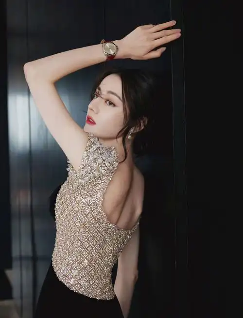 迪丽热巴身穿抹胸黑丝绒礼服优雅婉约举手投足间散发迷人气质