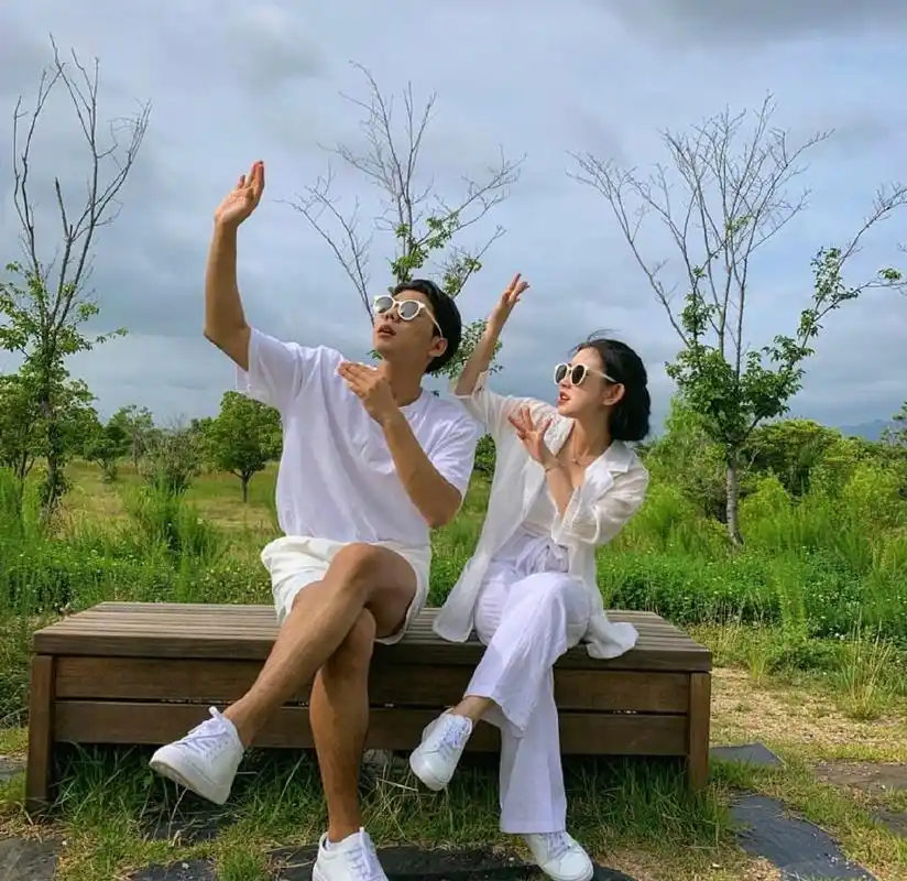 穿情侣衫秀恩爱拍照少不了,但一定要做好这几个细节,回头率满满