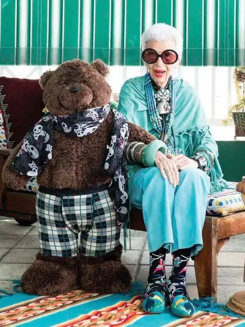 84岁走红97岁做模特艾瑞斯阿普菲尔的彩色美学