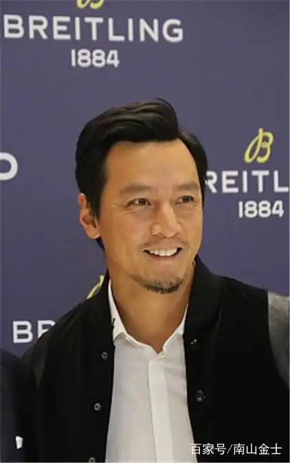 "男神"吴彦祖来京助阵店铺剪彩,留魅力小胡子格外撩人