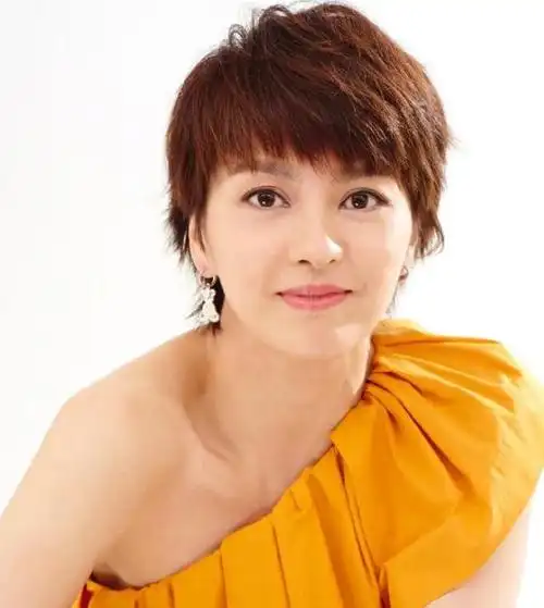 梁咏琪晒90年代旧照,罕见长发造型,女儿sofia:这不是你的风格