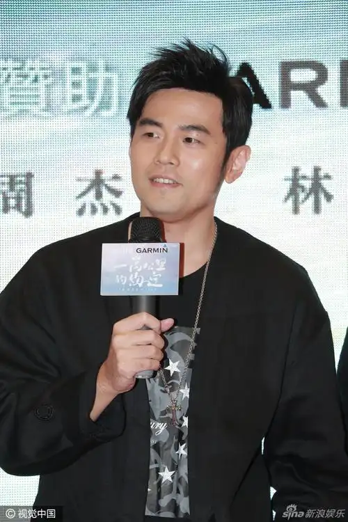 周杰伦现身香港出席活动心宽体胖现双下巴