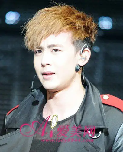 nichkhun的"阴阳头"发型.