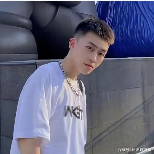 男生下半年发型别再乱剪了,留好这3款,帅气又显年轻!