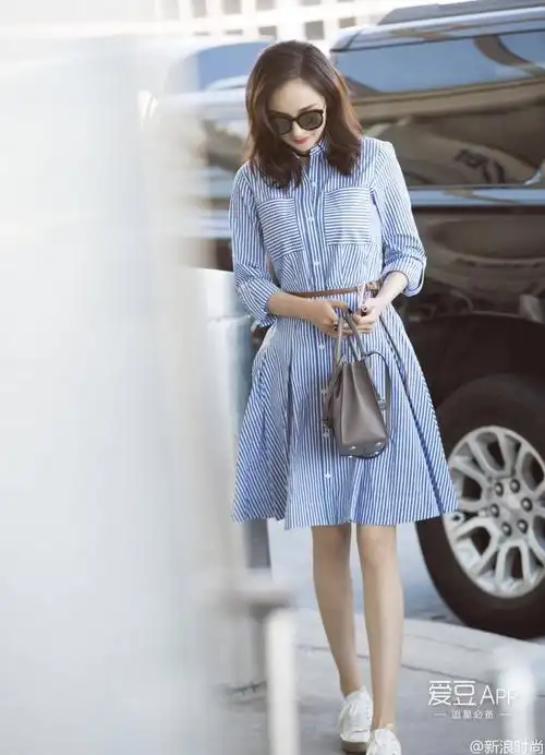 [杨幂][新闻]160915 杨幂纽约结束回北京机场秀 蓝色条纹衬衫裙清新
