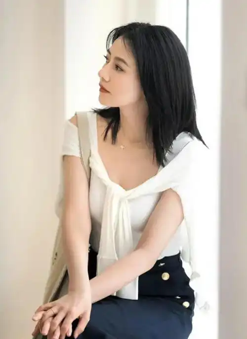 高圆圆再带火高级穿法:老头背心 奶奶衫 锁骨发,减龄时髦