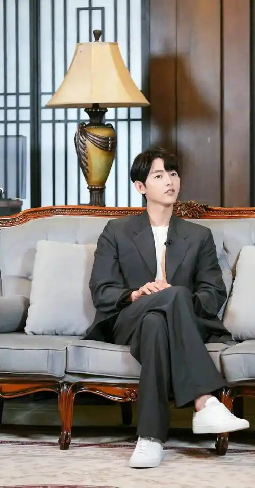 看《财阀家的小儿子》,跟37岁的宋仲基解锁"斩女"密码_西服_西装革履