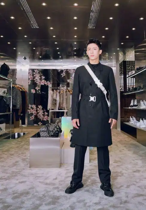 黄景瑜成万人迷调色盘单衣配皮外套行走的荷尔蒙