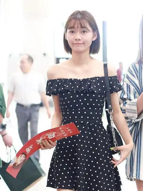 段奥娟机场街拍,一袭波点露肩裙美得清新甜美,肩部线条好吸睛