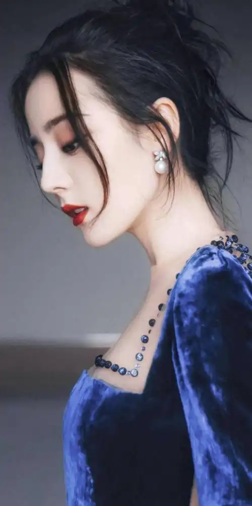 内娱倾国倾城美人31岁的迪丽热巴魅力四射性感撩人