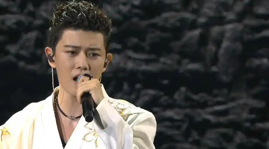 任嘉伦  心墙任嘉伦#东方卫视超级秀#演唱《心墙》芒果娱乐超话芒果