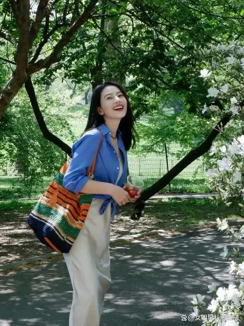 被高圆圆街拍惊艳到,夏天穿"蓝色衬衫"高级有魅力!