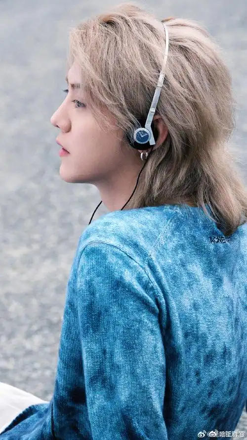 看着鹿晗在照片中的帅气模样,感觉空气都变得甜蜜起来啦!谁懂啊!