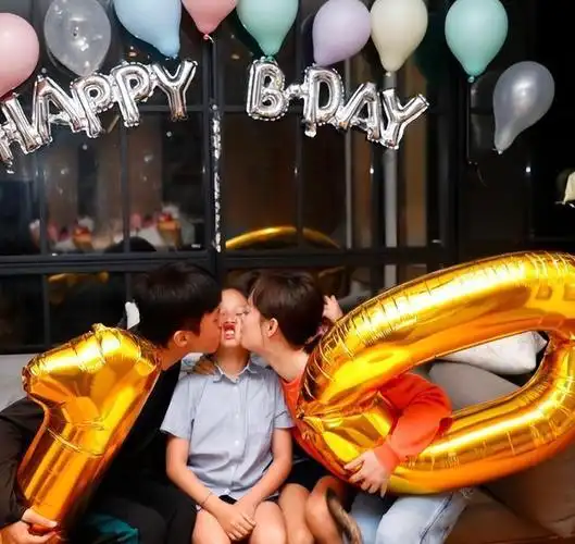 孙俪晒全家福为爱女庆生,10岁小花遭爸妈夹吻,邓超为爱改变太多