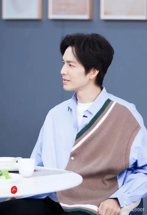 钟汉良的笑容超级迷人,仿佛能驱散一切阴霾,让人忍不住想要靠近他.