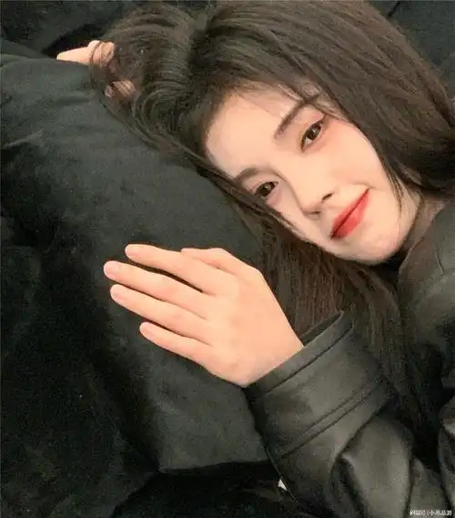 鞠婧祎的神秘黑色魅力一组自拍照引发的思考