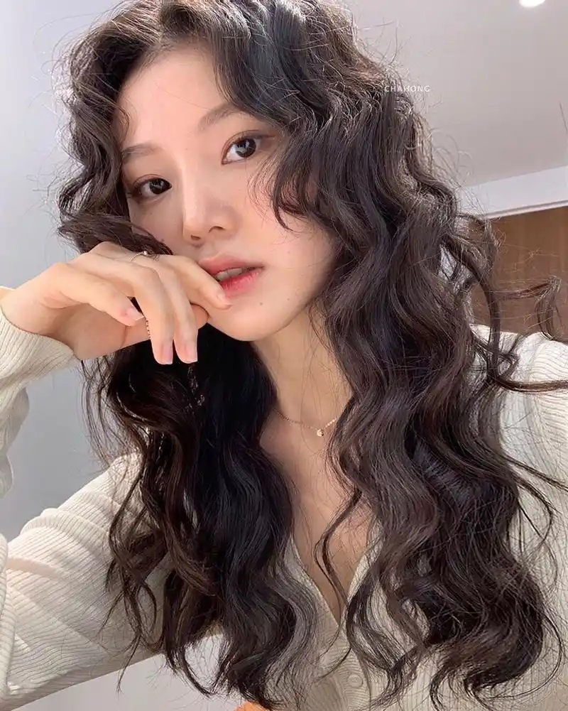 2021发型就选烫卷卷,蓬松保暖真洋气,喜欢别错过