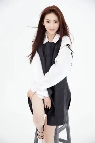 赵艺曝光时尚大片黑白简约清爽有型