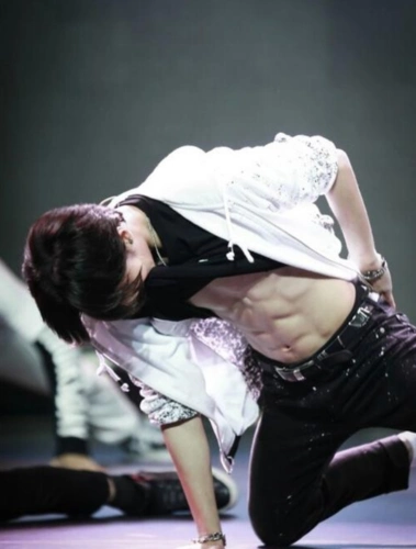 不愧是全网女生的男神,王一博镜头下秀出鲨鱼腹肌,谁看了不心动