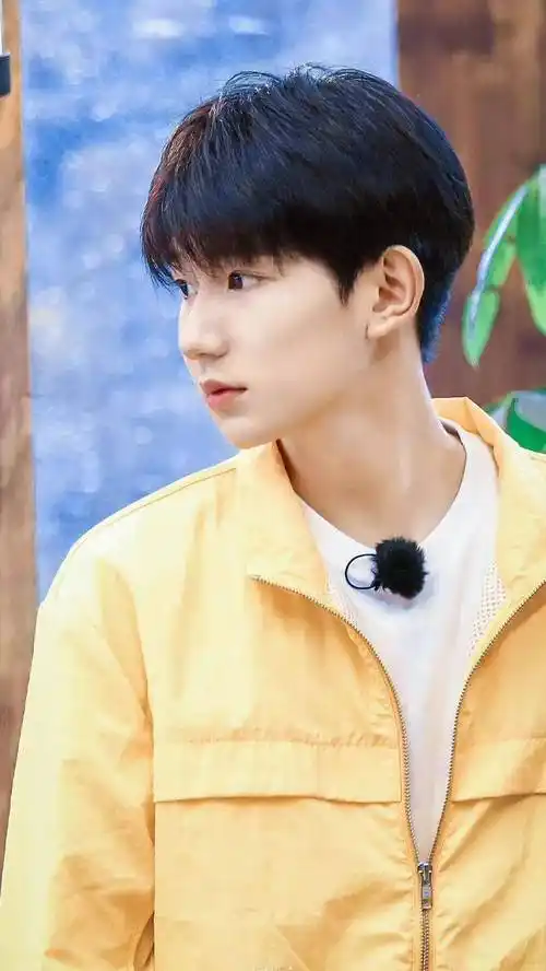 王源《谁是宝藏歌手》未播repo,被大张伟调侃高领毛衣,还被男粉cue