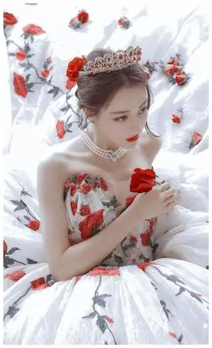 星光大赏中迪丽热巴的红毯造型真的是可以封神了