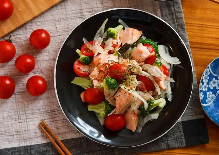 手把手教你在家做盐烤三文鱼沙拉 营养健康低热量减肥健身都能吃