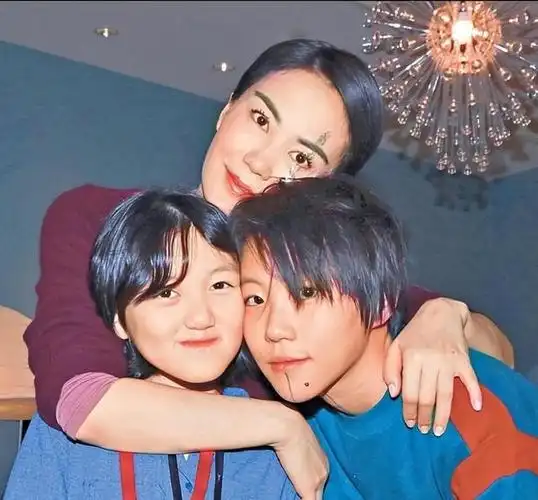 王菲母女同框菲姐颈纹暴露年龄李嫣身高显超母亲模样变化大