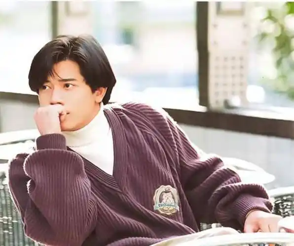 郭富城年轻时三七分配毛衣真帅,与妻子方媛压马路身高是"硬伤"