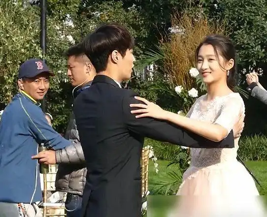 关晓彤和哪位男明星同框,身高差距都很小,只和他是最萌身高差!