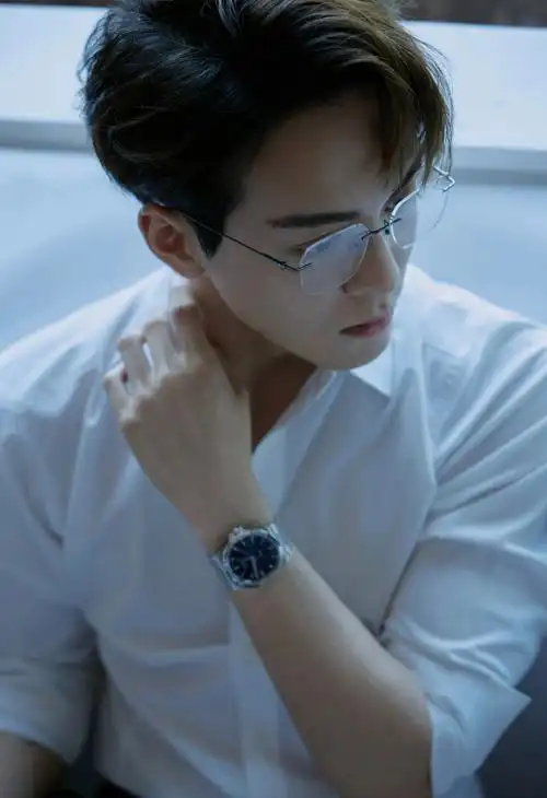 曾舜晞joseph身着poem高级定制系列渐变蓝色西装,搭配zuti牛津鞋