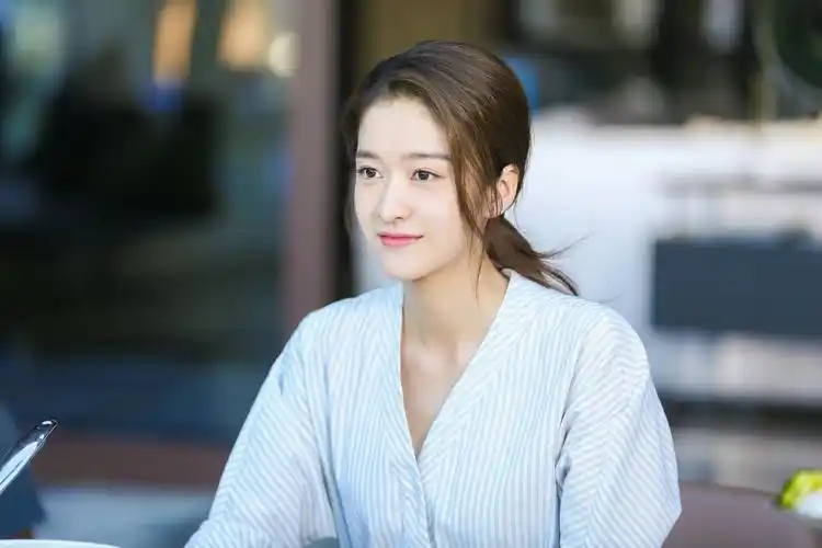 张雪迎泡沫之夏穿婚纱狂撒糖寄语角色获祝福