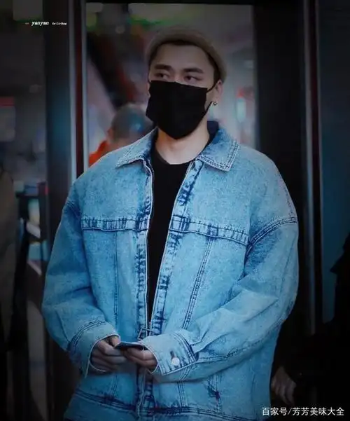 李易峰酷帅牛仔外套时尚又时尚,戴一顶小圆帽很可爱
